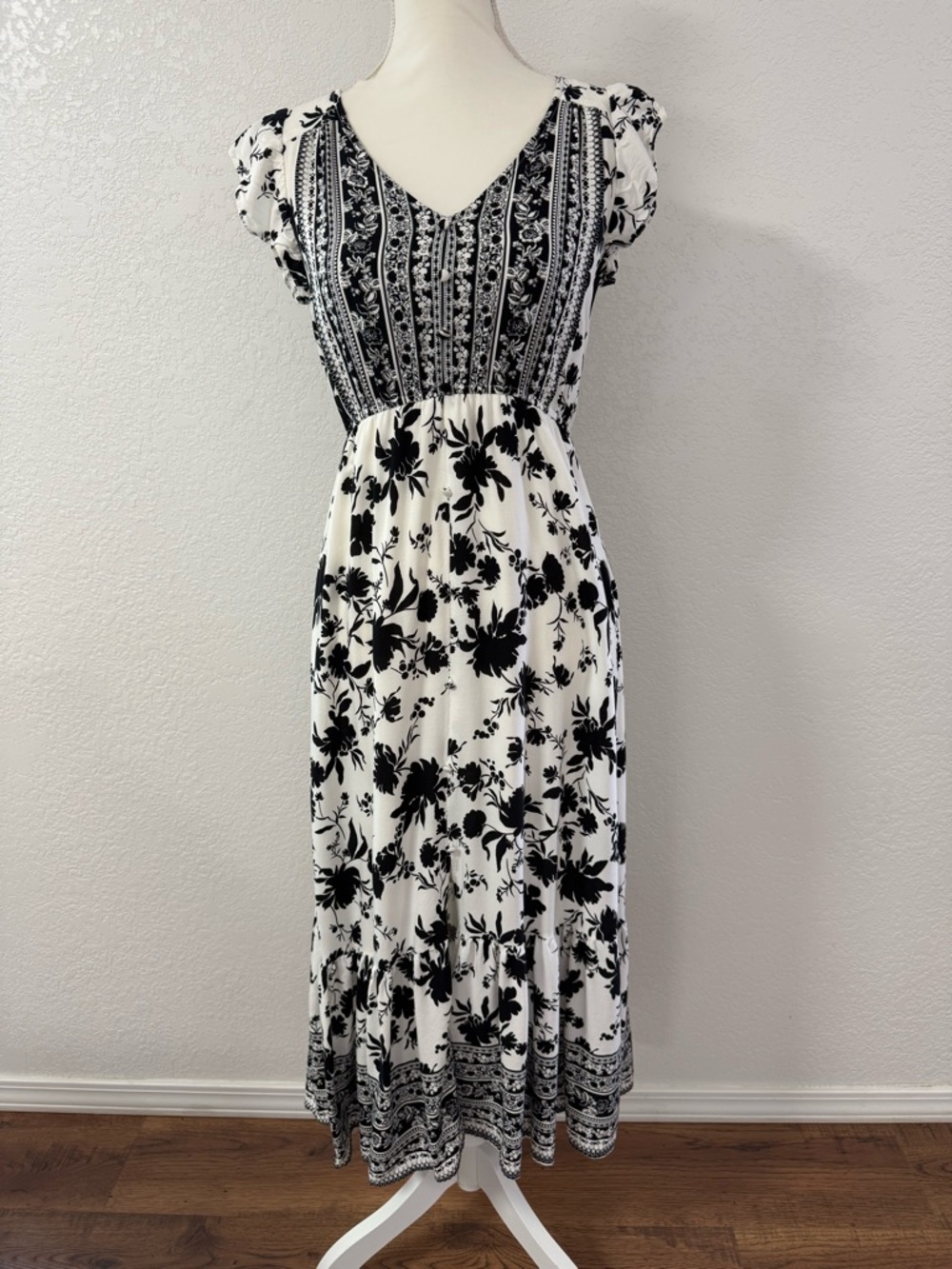 BY THE RIVER Women's Black & White Floral Fit & Flare  V-Neck Midi Dress S
